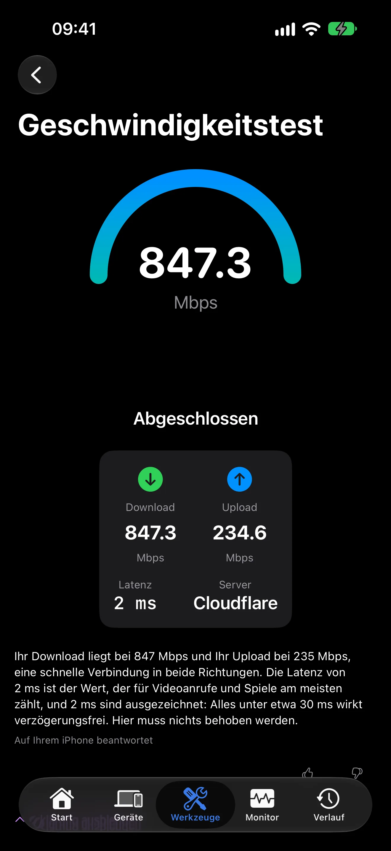 Ergebnis eines Internet-Geschwindigkeitstests in PingKit mit Download- und Uploadrate, Latenz und einer Erklärung in klaren Worten